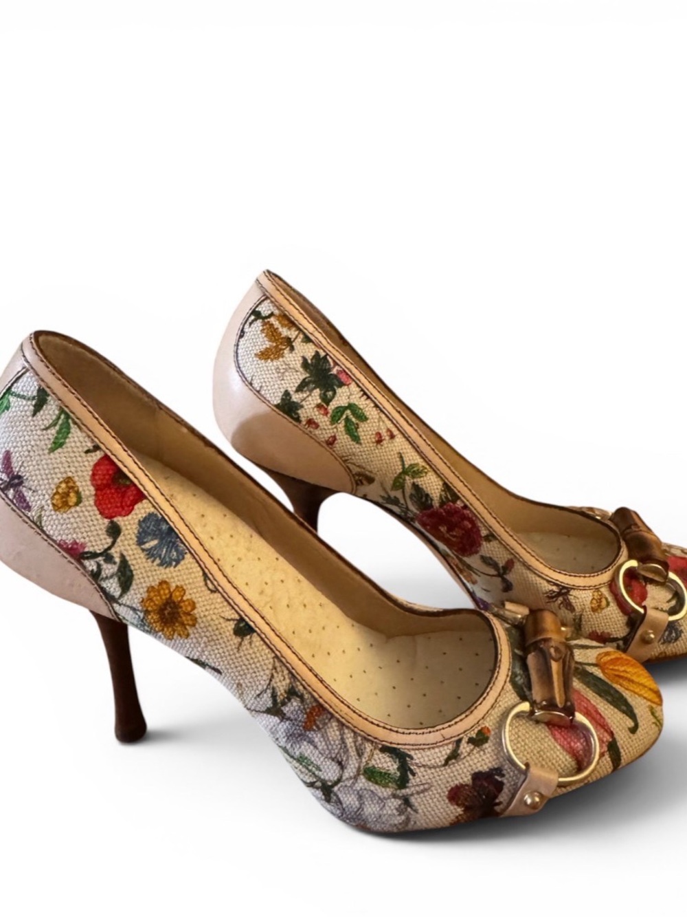 Gucci Floral Embroidered Beige Pumps with Bow Accent - Picture 3 of 5